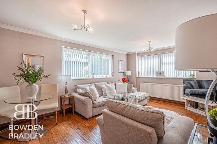 2 Bedroom Flat For Sale In Lynwood Close, South Woodford, E18