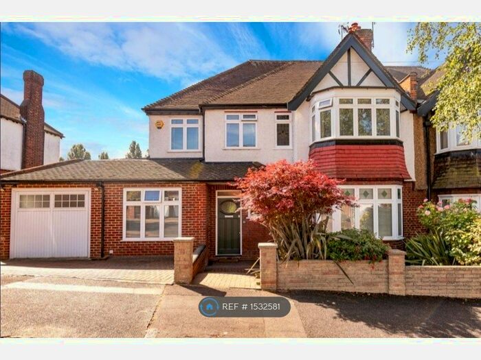 4 Bedroom Semi-Detached House To Rent In Woodford Green, Greater London, IG8