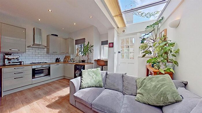 1 Bedroom Flat For Sale In Franche Court Road, London, SW17