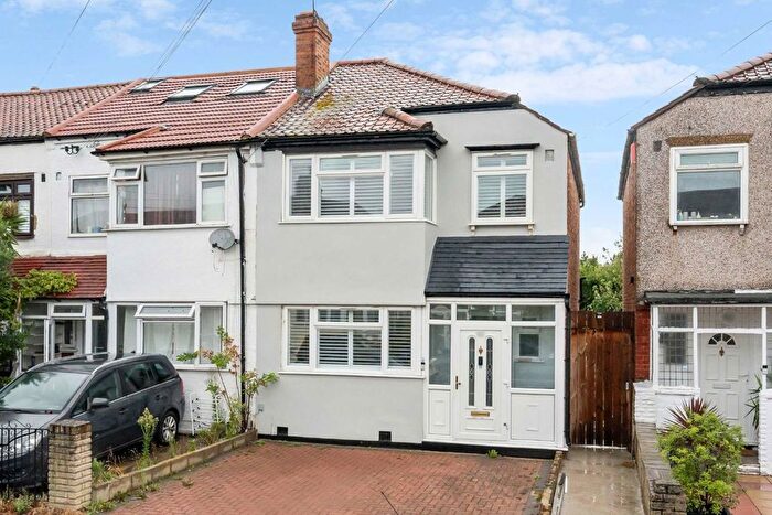 3 Bedroom End Terrace House For Sale In Chilmark Road, London, SW16