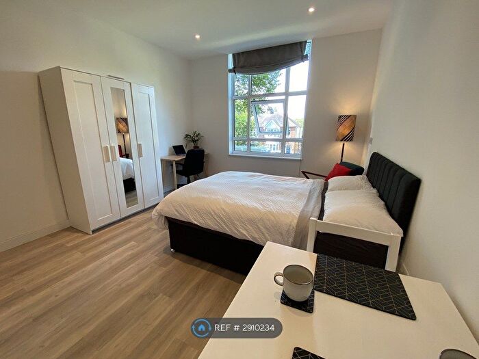 Studio To Rent In Bromyard House, London, W3
