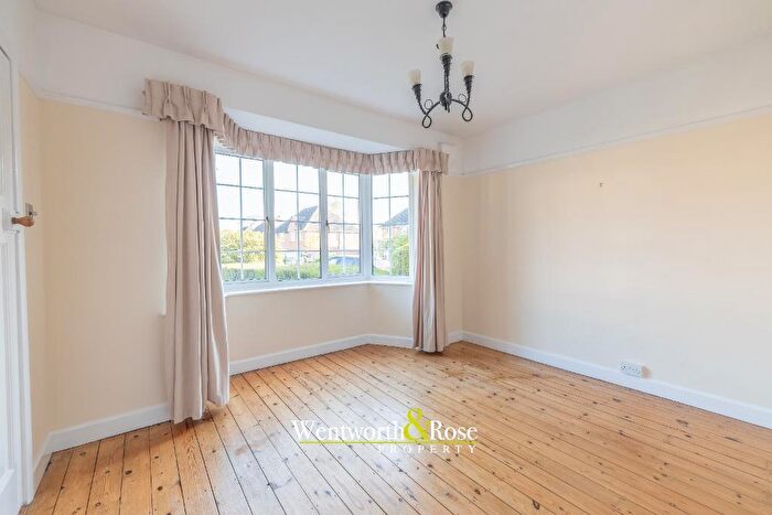 4 Bedroom Semi Detached House To Rent In Iris Close, Selly Oak, Birmingham, B29