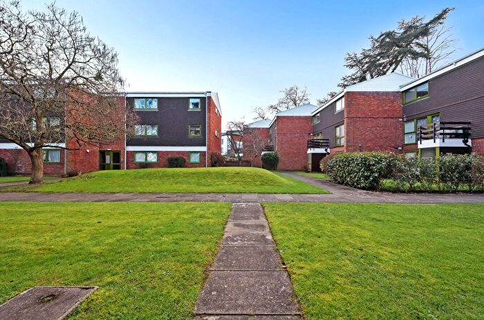2 Bedroom Maisonette For Sale In Parkside Road, Reading, Berkshire, RG30