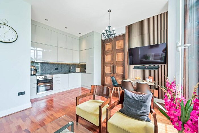 2 Bedroom Flat For Sale In Constable Close, Friern Barnet, London, N11