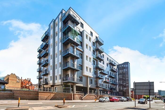 2 Bedroom Flat For Sale In Buckingham Gardens, Slough, SL1