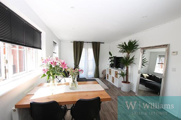 1 Bedroom Flat For Sale In Beauchamp Drive, Newport, PO30