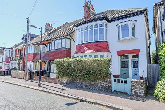 3 Bedroom Flat For Sale In Woodfield Road, Leigh-On-Sea, SS9