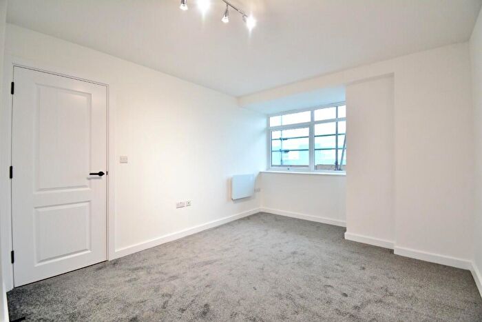 1 Bedroom Flat To Rent In High Street, Rayleigh, Essex, SS6