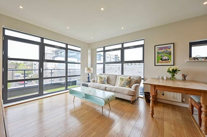2 Bedroom Flat To Rent In Scott Avenue, Putney, London, SW15