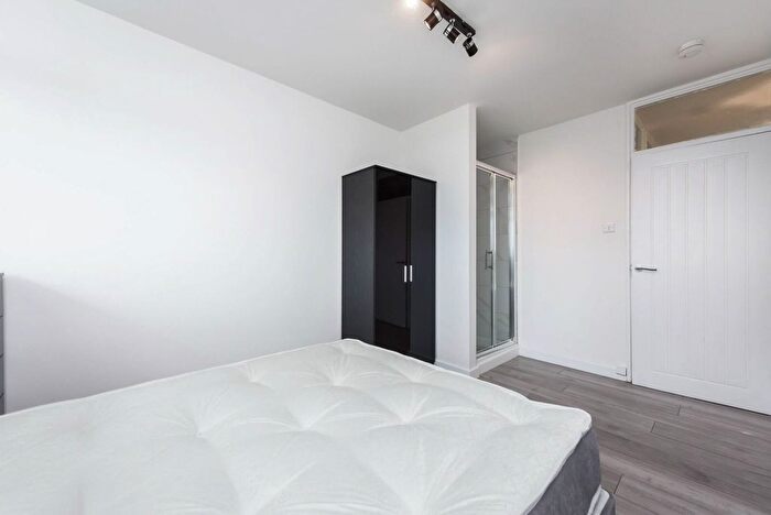 3 Bedroom Flat To Rent In Rotherhithe New Road, Rotherhithe, London, SE16