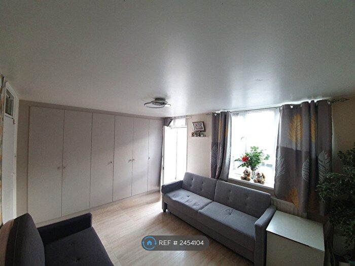 3 Bedroom Maisonette To Rent In Benson Close, Hounslow, TW3