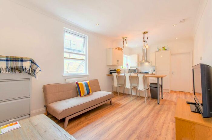 3 Bedroom Flat To Rent In Shrewsbury Road, Forest Gate, London, E7