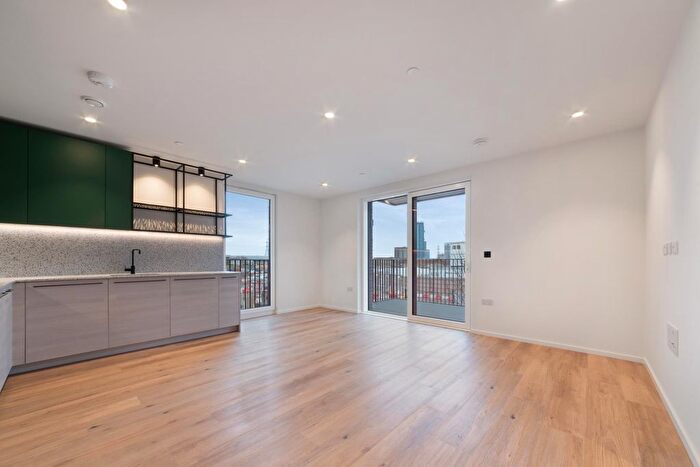2 Bedroom Flat To Rent In Iris House, Poplar Riverside, London, E14