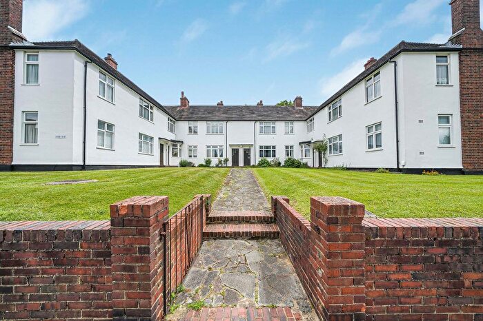 2 Bedroom Flat For Sale In Cedar Court, Kingsground, London, SE9