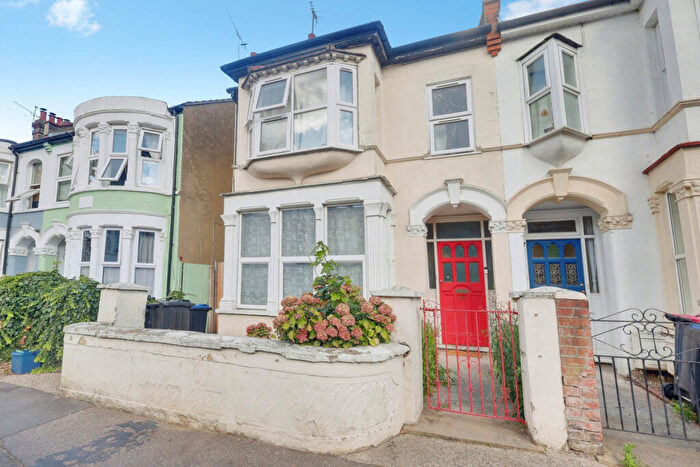 2 Bedroom Apartment For Sale In Brightwell Avenue, Westcliff-on-sea, SS0
