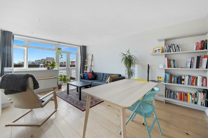 2 Bedroom Apartment To Rent In Queen Elizabeths Walk, London, N16