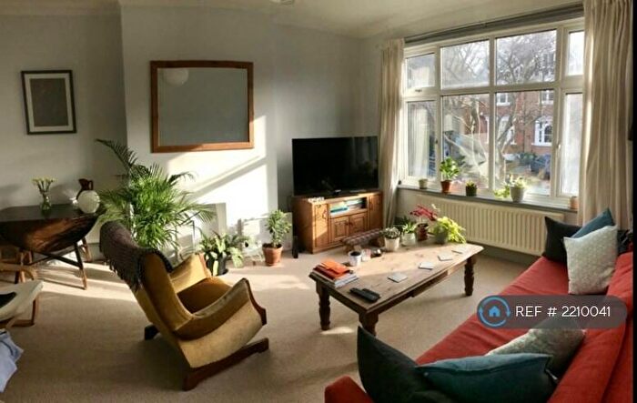 3 Bedroom Flat To Rent In Herne Hill, London, SE24