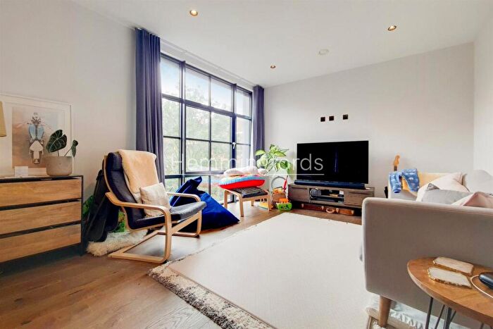 2 Bedroom Apartment To Rent In Bracklyn Street, London, N1