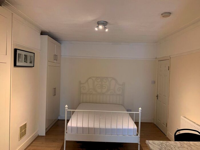 1 Bedroom Studio To Rent In North Circular Road, Palmers Green, N13