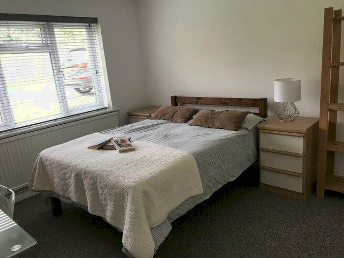 3 Bedroom Flat To Rent In Beaconsfield Road, CT2