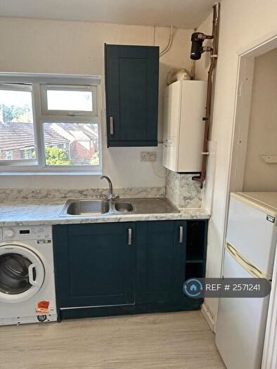 2 Bedroom Flat To Rent In Meadow Croft, Hatfield, AL10