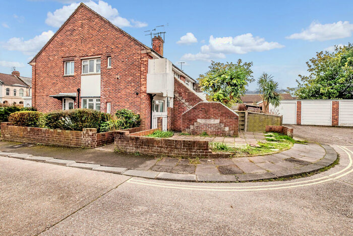 2 Bedroom Flat To Rent In Brockley Close, Worthing, BN14