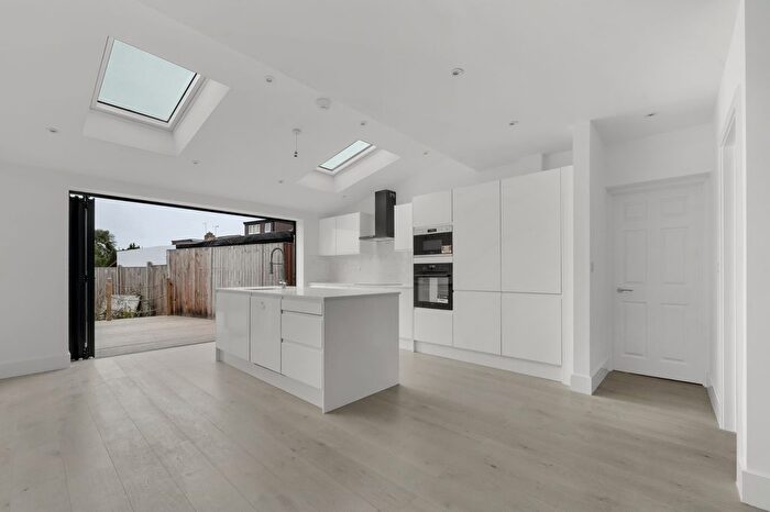 5 Bedroom Terraced House To Rent In Hawkdene, Chingford, E4