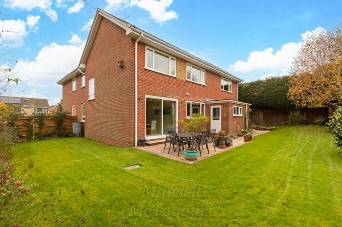 5 Bedroom Detached House For Sale In Chanctonbury Way, Crawley, RH11