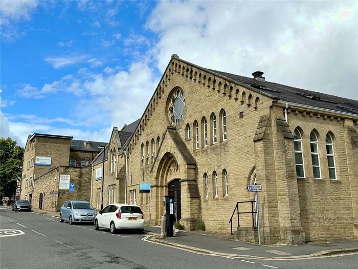 2 Bedroom Flat To Rent In Prescott Street, Halifax, Uk, HX1