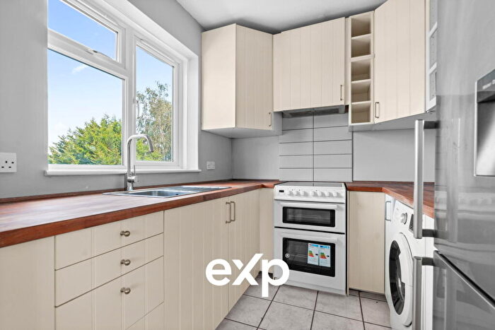 2 Bedroom Flat For Sale In Cowper Close, Chertsey, KT16