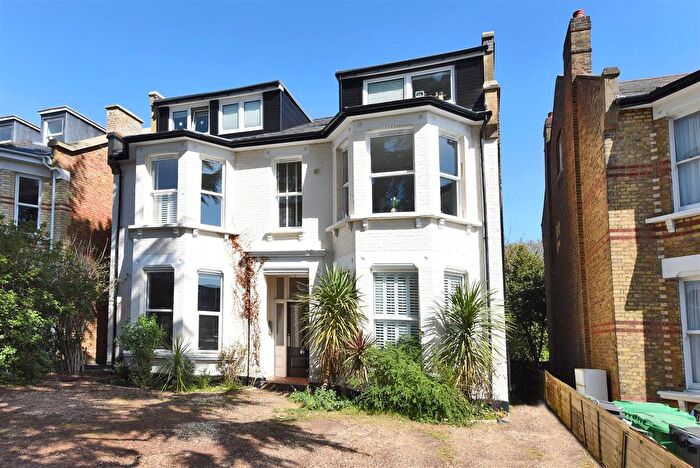 1 Bedroom Flat For Sale In The Avenue, Surbiton, KT5