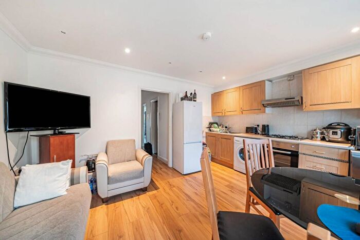 2 Bedroom Flat For Sale In Green Lanes, Newington Green, London, N16