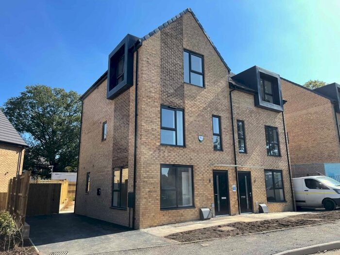 4 Bedroom Semi-Detached House To Rent In Frank Wright Close, Sheffield, S2