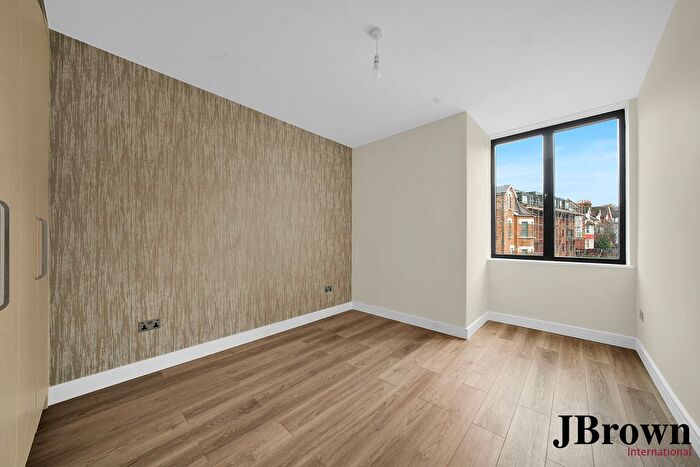 2 Bedroom Flat To Rent In Park Lane, Croydon, Surrey, CR0