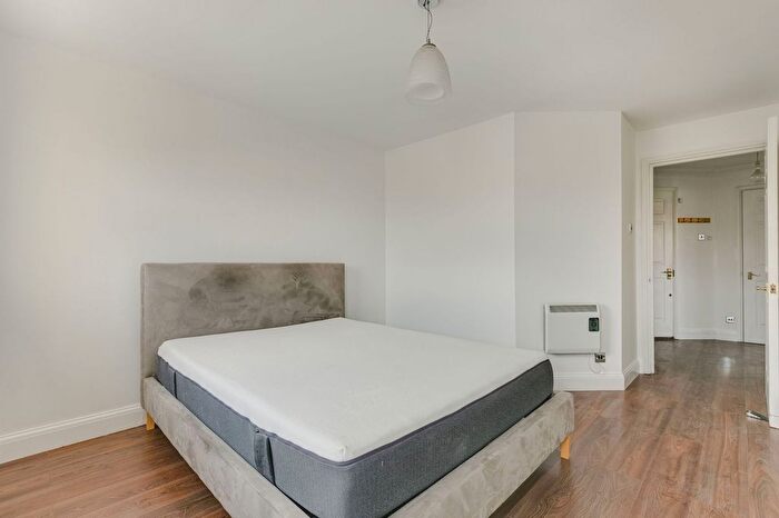 2 Bedroom Flat To Rent In Commercial Way, London, SE15