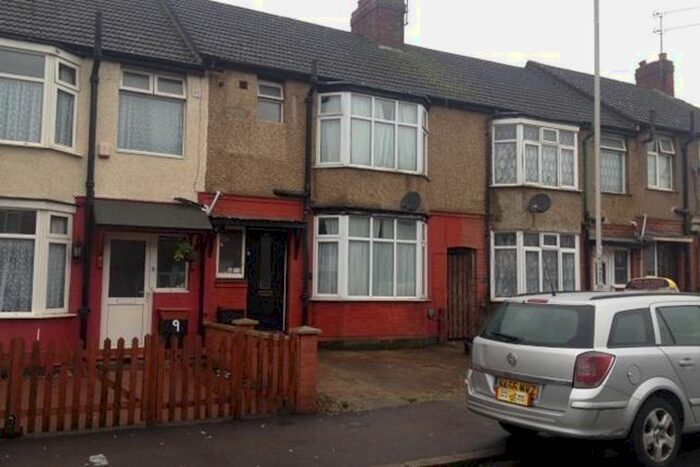 3 Bedroom Terraced House To Rent In Bed Terraced House, Harefield Road, LU1