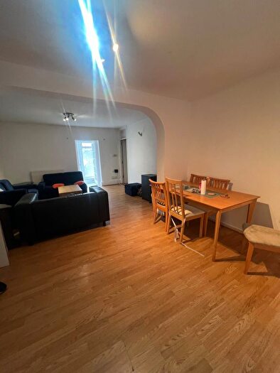 4 Bedroom Semi-Detached House To Rent In Lowfield Road, London, W3