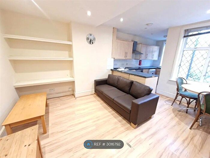 3 Bedroom Flat To Rent In Greyhound Hill, Hendon, NW4