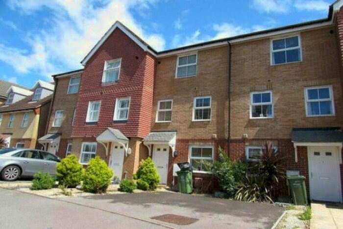 4 Bedroom Town House To Rent In East Shore Way, Portsmouth, PO3