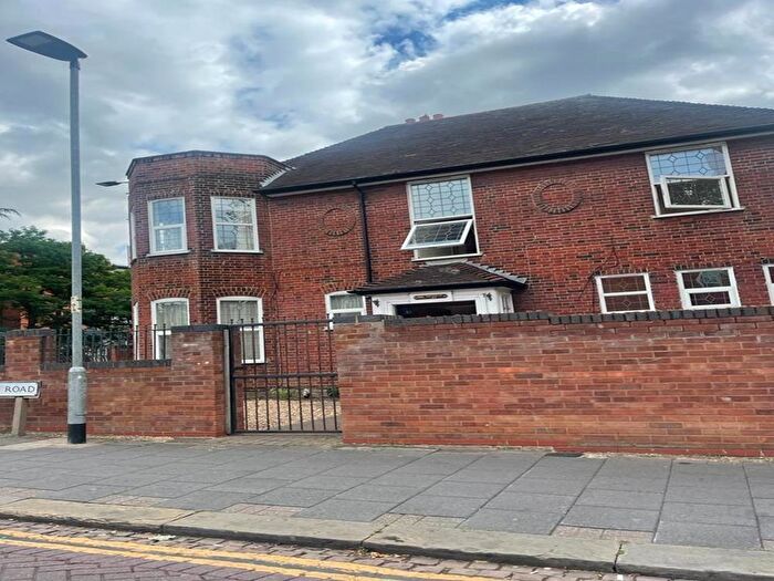 4 Bedroom End Of Terrace House To Rent In Bromham Road, Bedford, MK40