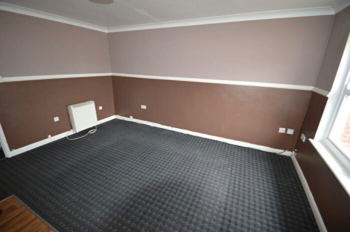 1 Bedroom Flat To Rent In Queens Court, Slough, Berkshire, SL1