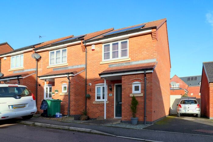 2 Bedroom Town House To Rent In Gifford Close, Leicester, LE4