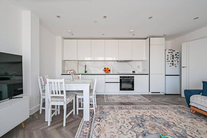 2 Bedroom Flat For Sale In Larkshall Road, Chingford, E4