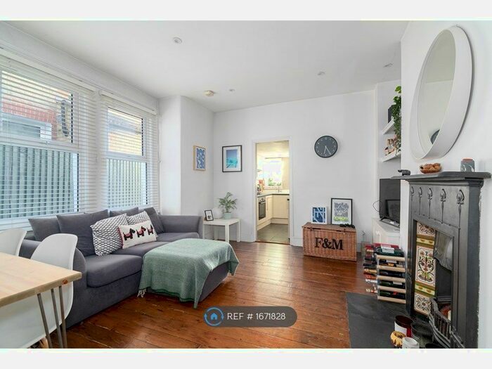 2 Bedroom Flat To Rent In Gambole Road, London, SW17