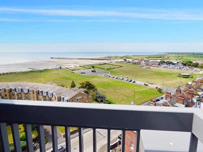 3 Bedroom Flat To Rent In South Terrace, Littlehampton, BN17