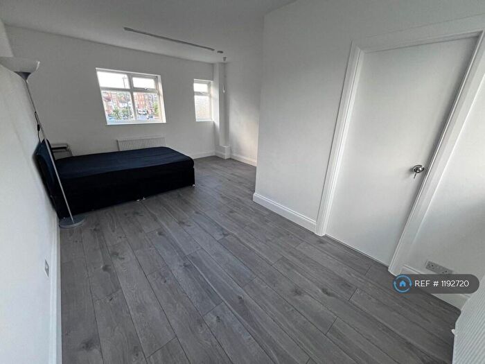 5 Bedroom Semi-Detached House To Rent In Bell Close, Pinner, HA5