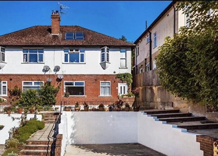 2 Bedroom Ground Maisonette For Sale In Crescent Road, Caterham, Surrey, CR3