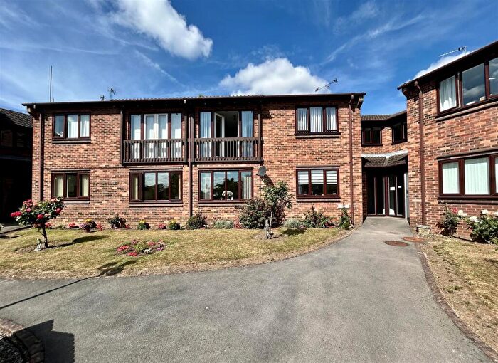 2 Bedroom Flat For Sale In Woodlands Court, Kippax, Leeds, LS25
