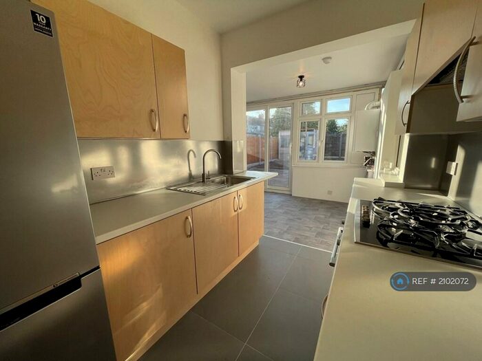 4 Bedroom Semi-Detached House To Rent In New North Road, Ilford, IG6