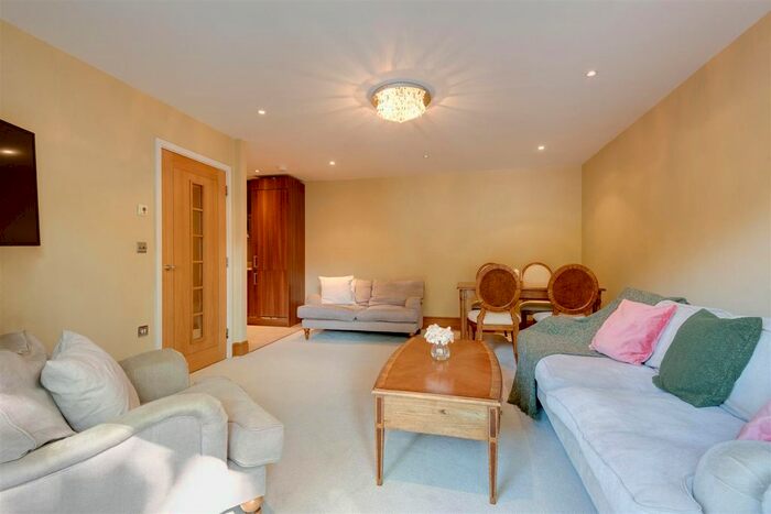 3 Bedroom Flat To Rent In Maida Vale, London, W9